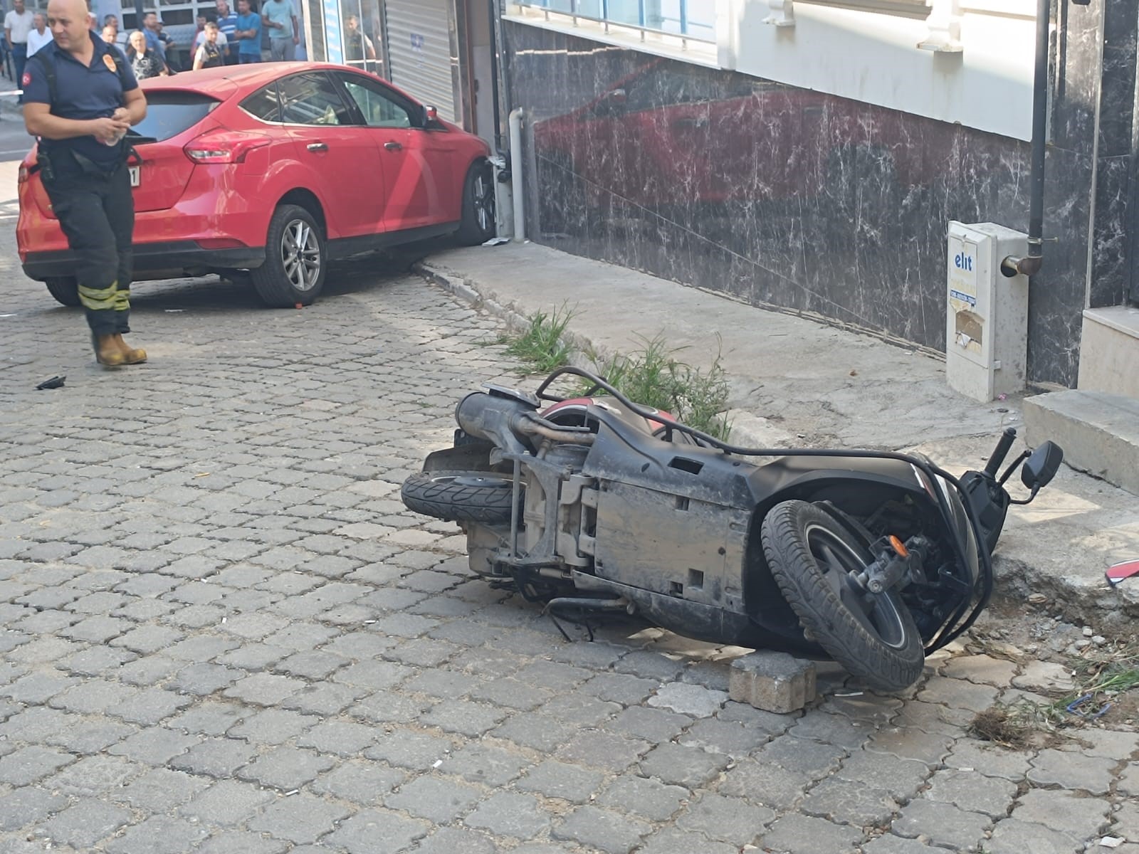 Manisa'da Kaza! Doğalgaz Kutusu Hasarlandı, Ekipler Seferber Oldu (2)