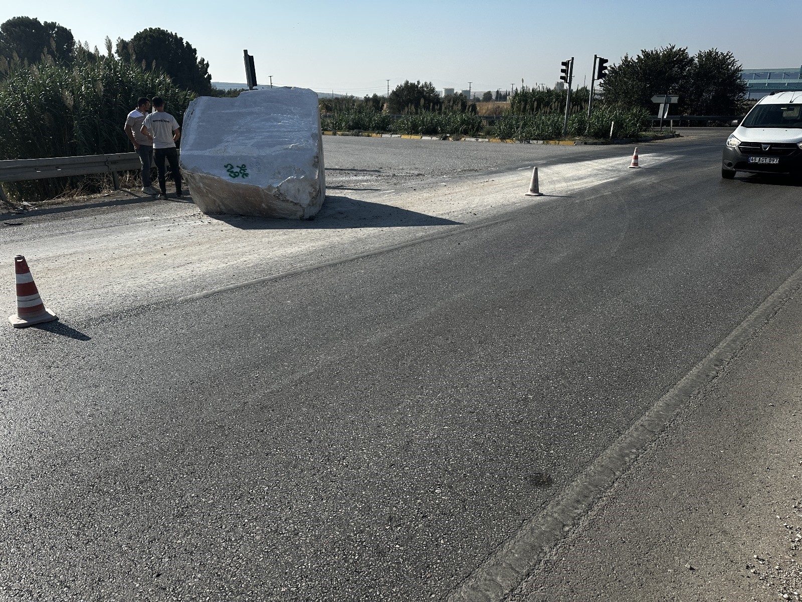 Manisa'da Mermer Yüklü Tır Devrildi Tonlarca Mermer Yere Saçıldı (3)