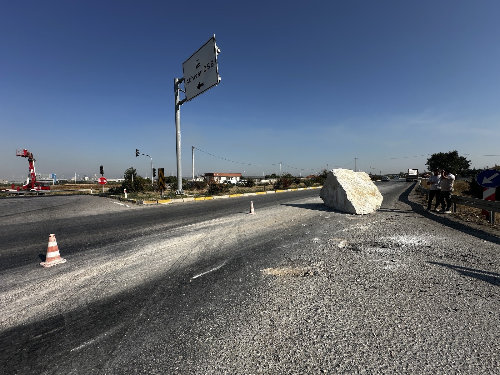 Manisa'da Mermer Yüklü Tır Devrildi Tonlarca Mermer Yere Saçıldı (4)