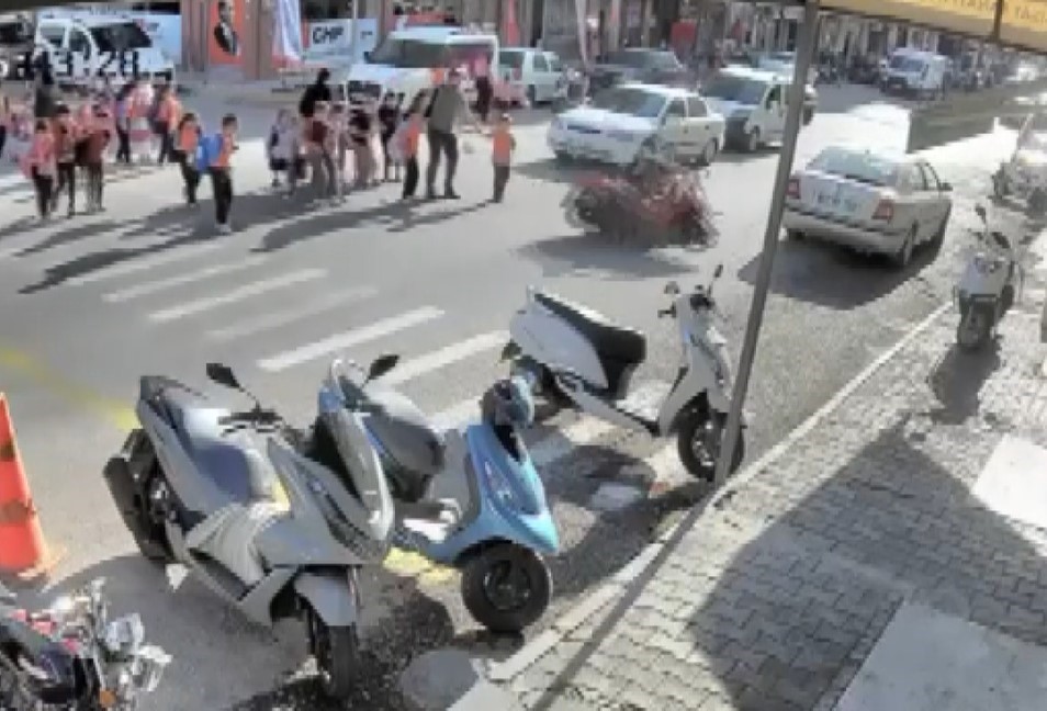 Okuldan Çıkan Çocuklara Motosiklet Çarptı, Kaza Anı Kameraya Yansıdı (1)