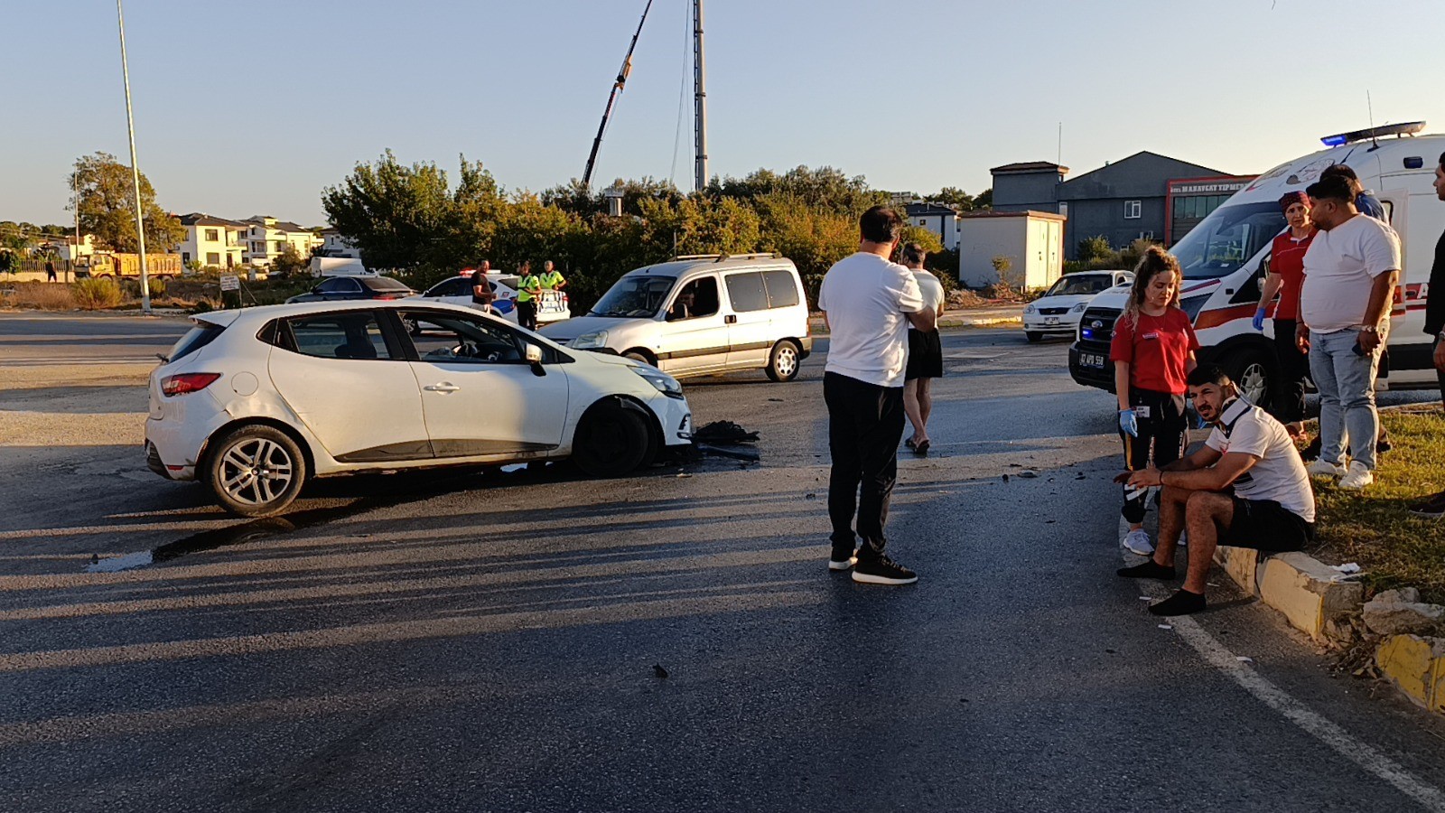 Otomobil Refüje Çıkıp Trafik Işıklarına Çarptı 2 Yaralı (2)