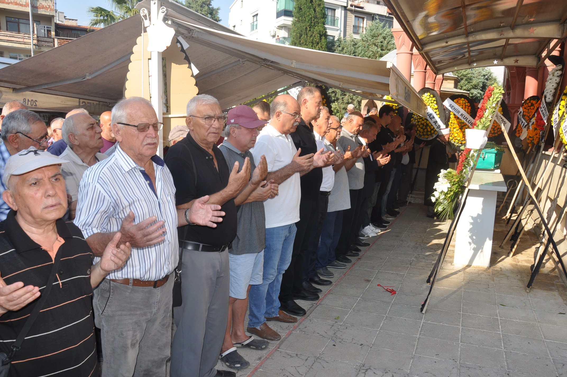 Özgür Özel'in 'En Büyük Destekçim' Dediği Emekli Öğretmen İlyas Kalay Hayatını Kaybetti (2)