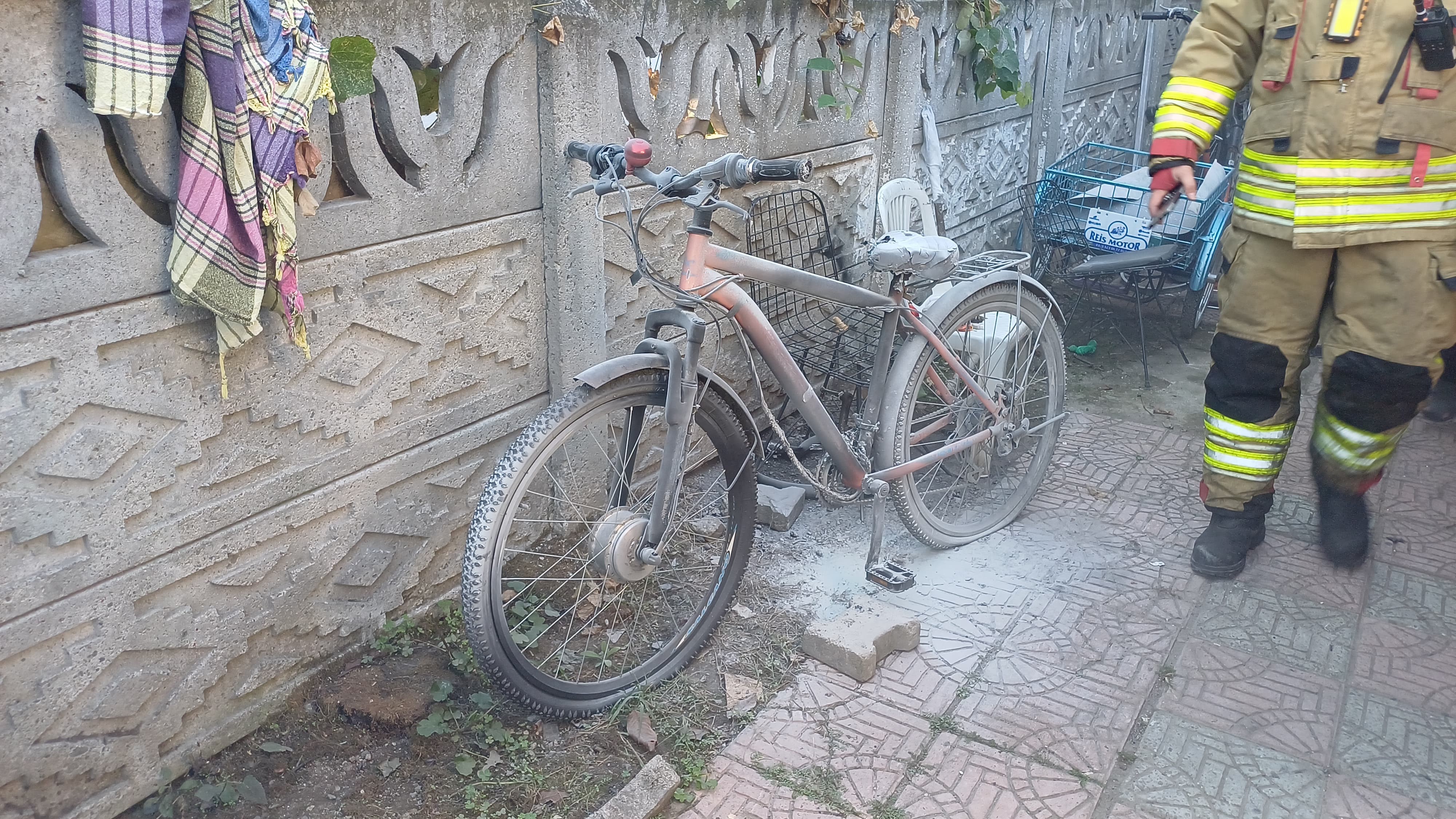 Park Halindeki Bisikletin Aküsü Patladı (3)