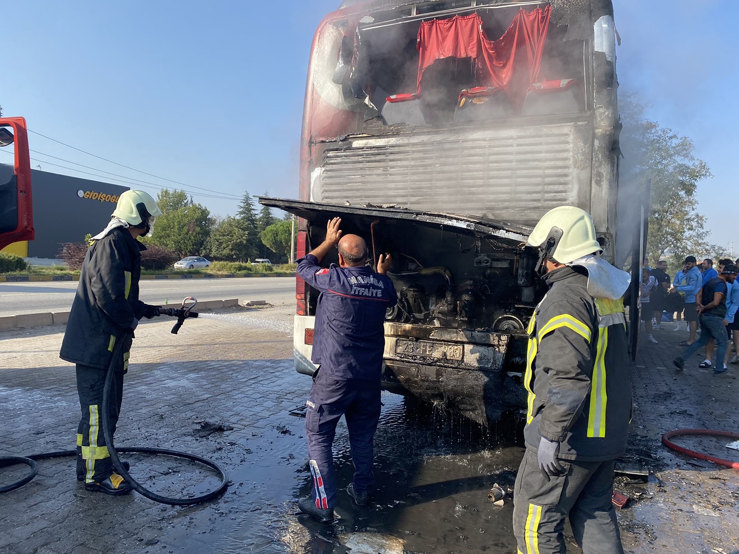 Takım Otobüsü Manisa'da Alev Aldı (3)