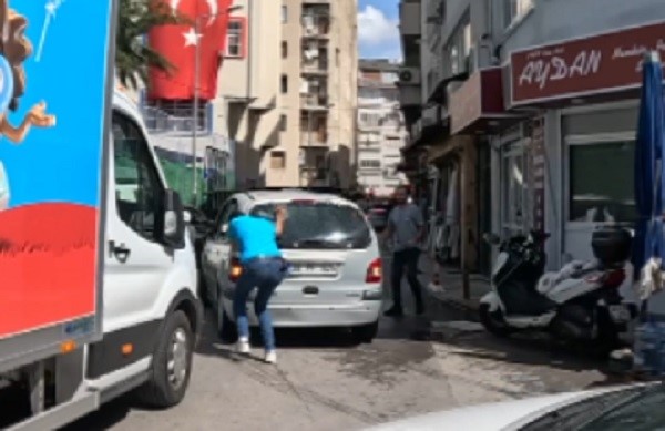 Trafik Kavgası Kameraya Yansıdı! Arabanın Camı Kırılınca Deliye Döndü (3)