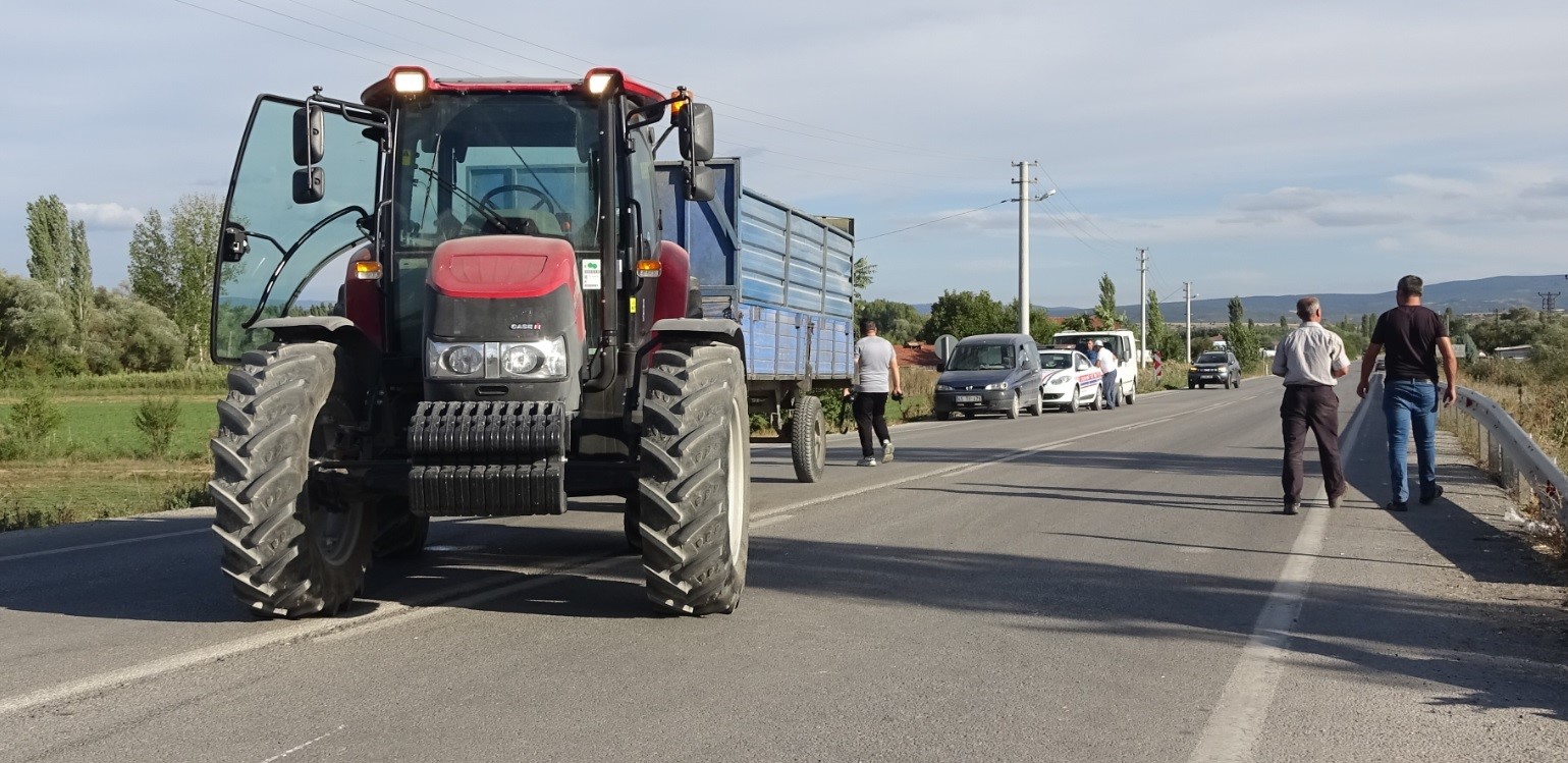 Traktör Ile Motosiklet Çarpıştı 1 Yaralı (1)