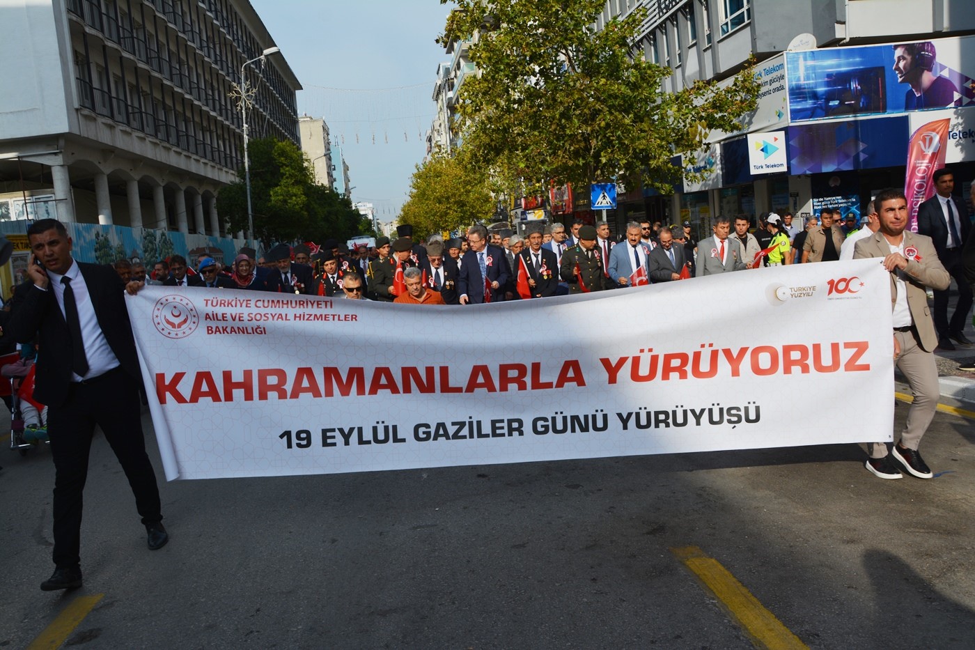 Kahramanlarla Birlikte Yürüdüler (7)