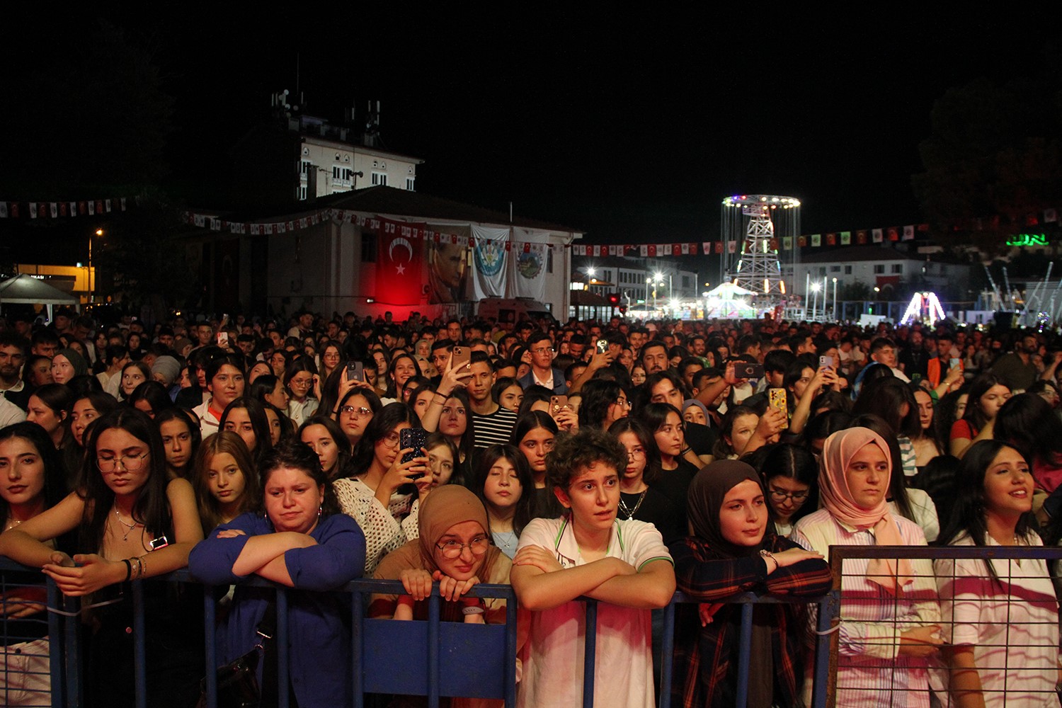 Kula'da Perdenin Ardındakiler Coşkusu (2)