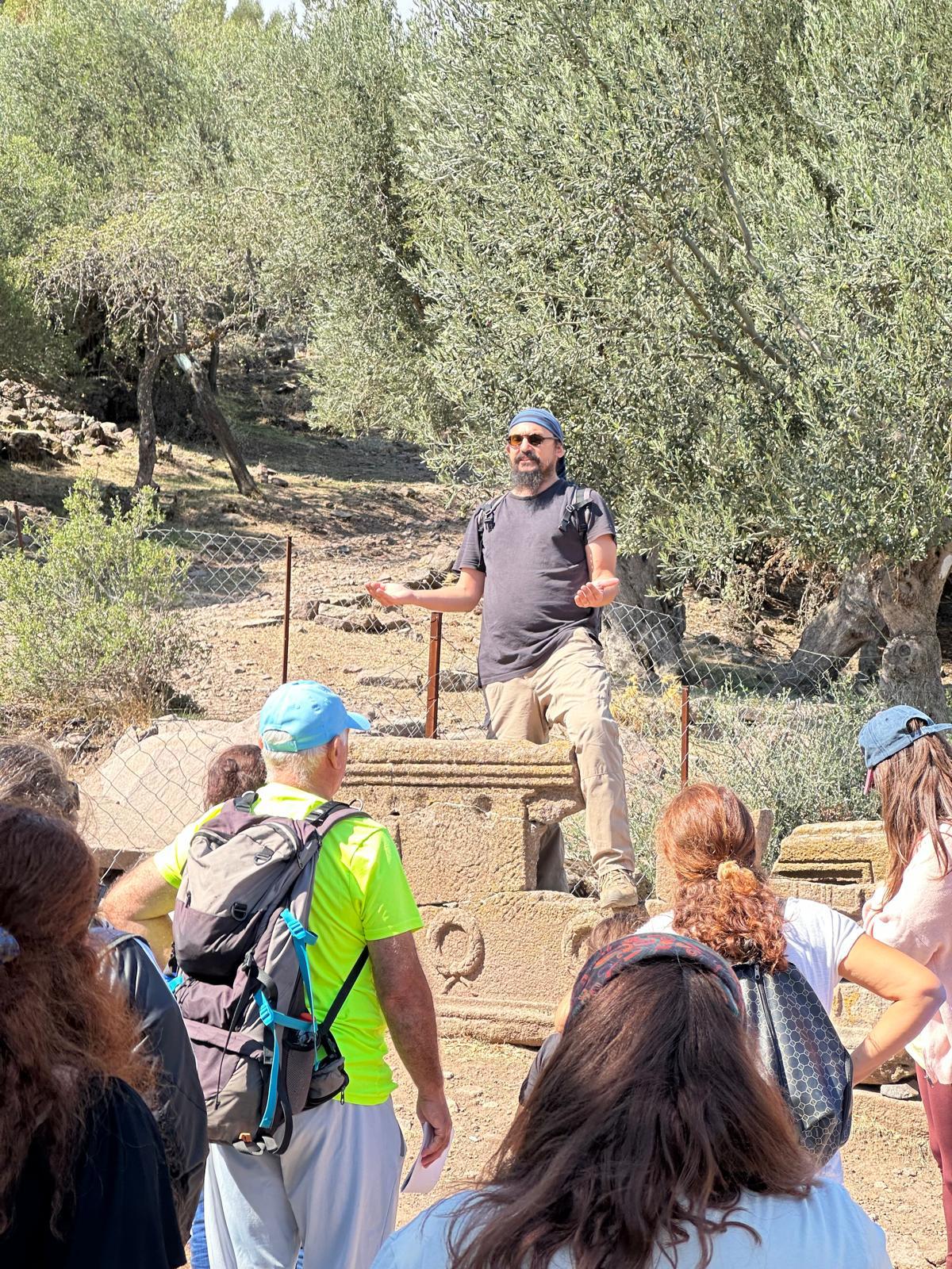 Manisalı Doğaseverler Aigai'yi Gezdi  (4)