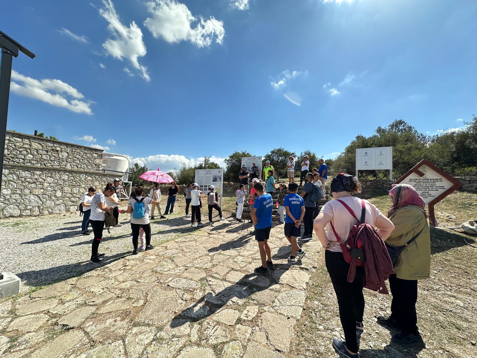 Manisalı Doğaseverler Aigai'yi Gezdi  (5)