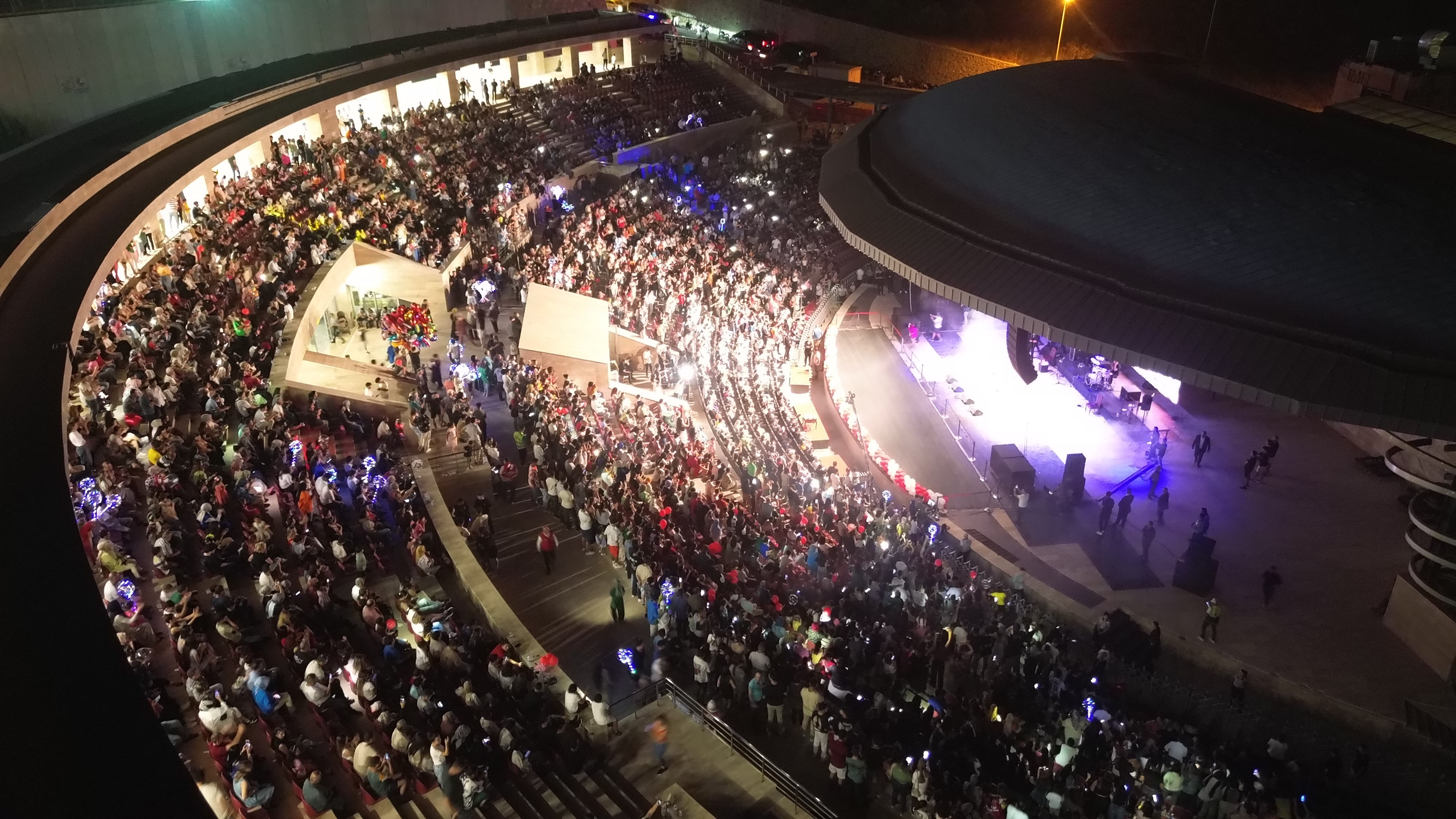 Ünlü Şarkıcı Konser Esnasında Sahneden Düştü O Anlar Kamerada (1)