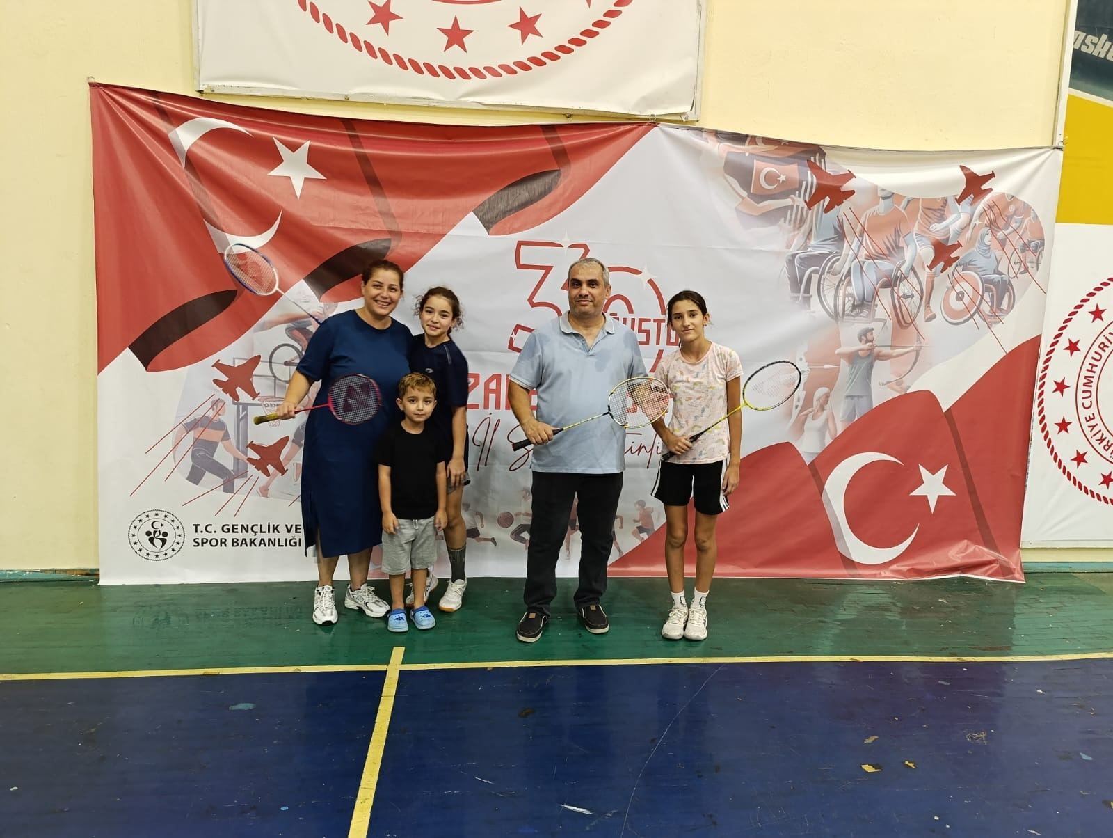 Manisa'da 30 Ağustos Coşkusu Aileler Badminton Yarışında Buluştu (5)