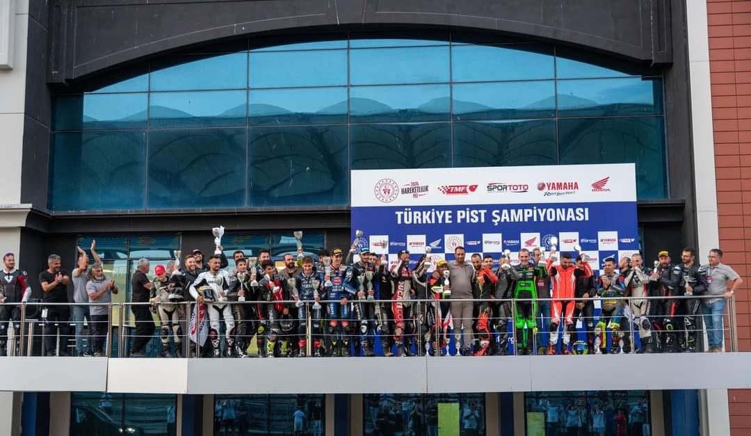 Manisalı Motosikletçiler Pistin Tozunu Attırdı (4)