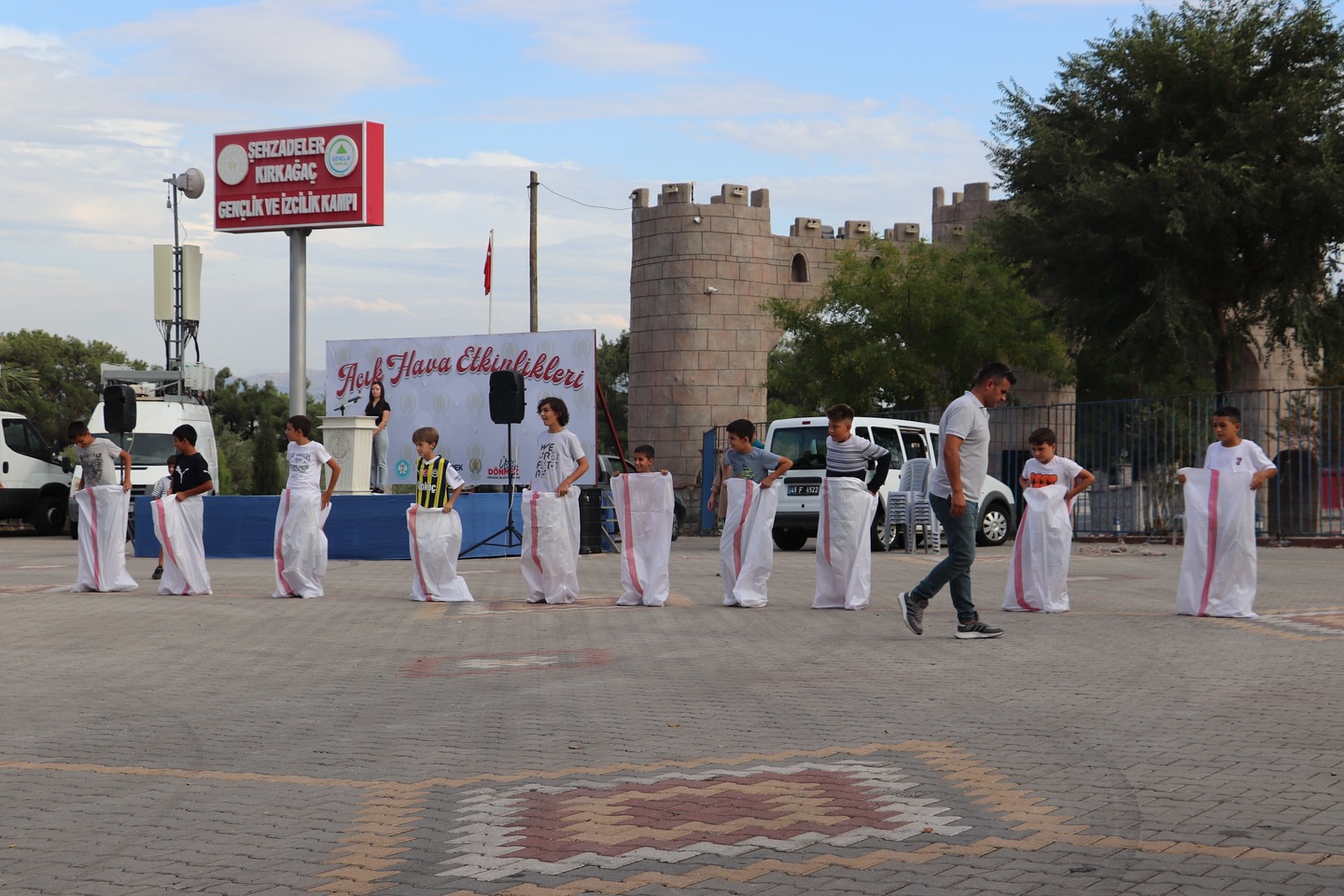 Kırkağaç’ta Geleneksel Kavun Festivali Renkli Yarışmalara Ev Sahipliği Yapıyor (7)