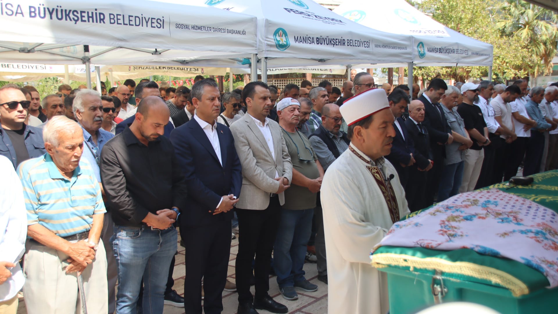 Manisa Valiliği'nde Uzun Yıllar Yazıişleri Müdürlüğü Yapmış, Gönül Yenigün, Vefat Etti. Cenazesine, Chp Genel Başkanı Özgür Özel Katıldı (5)