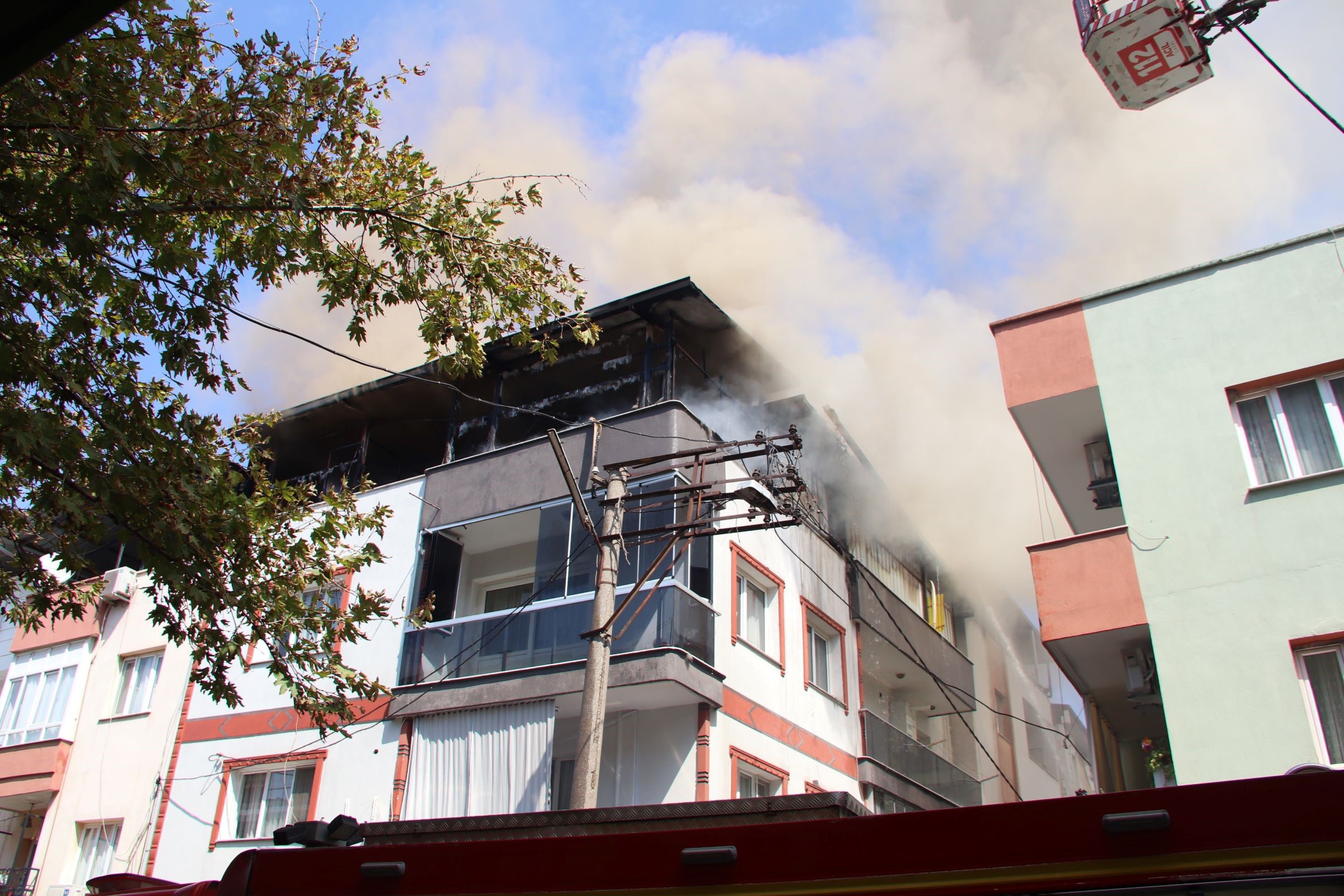 Manisa'da Yangın Çıkan Evin Sahibi Ile Komşuları Arasında Kavga Çıktı (2)