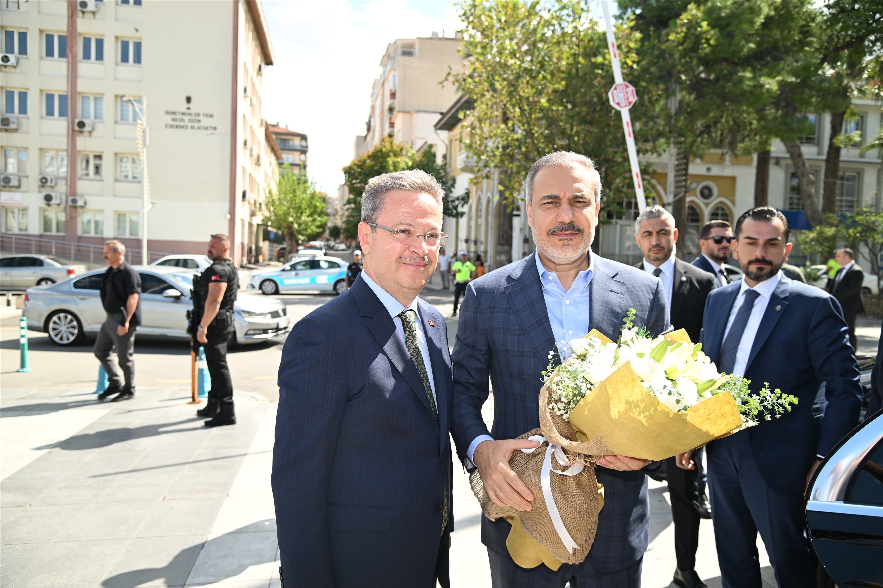 Özgür Özel’in Memleketi Manisa’ya Kareli Ceketiyle Gelen Fidan Acaba Bir Mesaj Mı Verdi Hakan Fidan Cumhurbaşkanı Gibi (1)