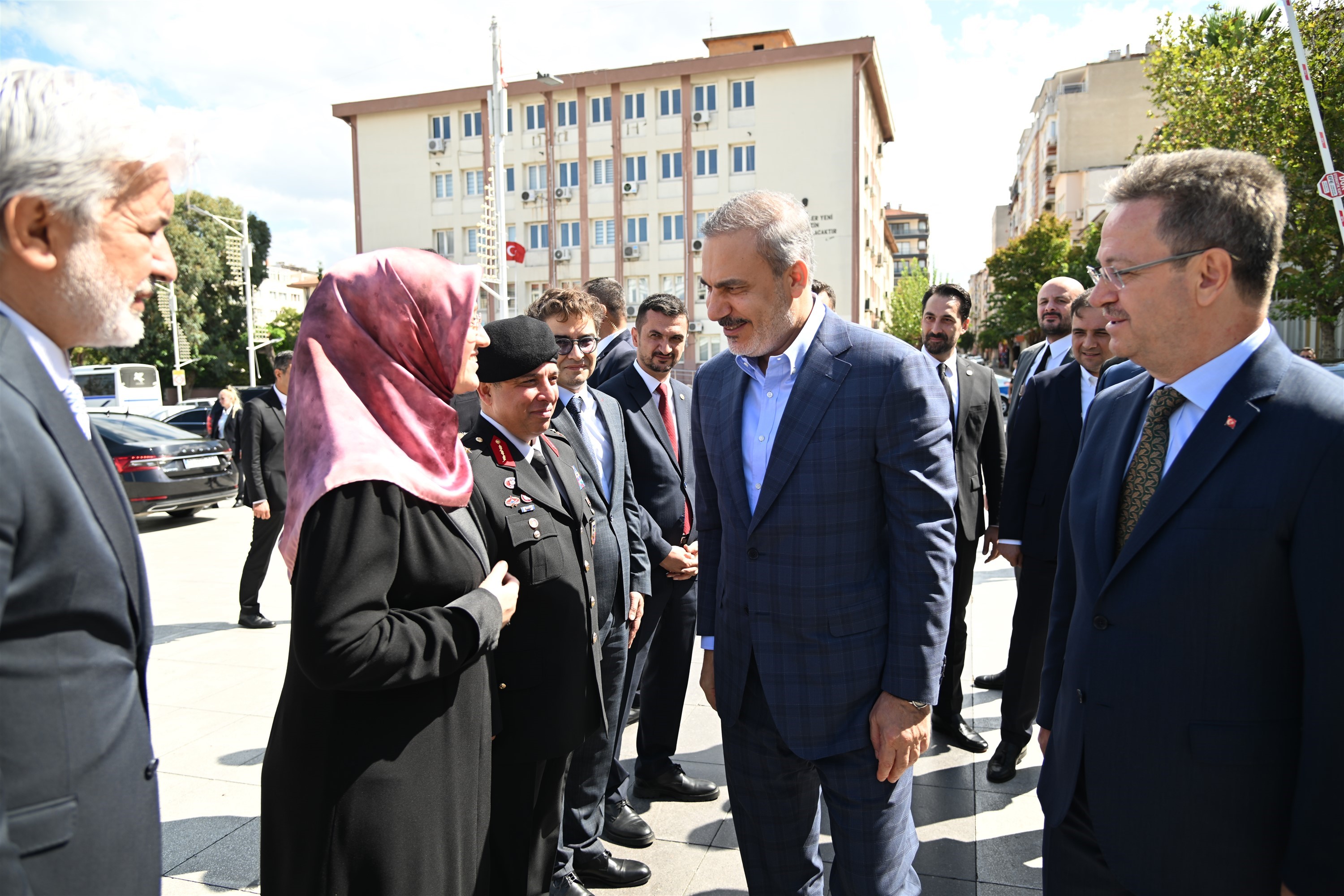 Özgür Özel’in Memleketi Manisa’ya Kareli Ceketiyle Gelen Fidan Acaba Bir Mesaj Mı Verdi Hakan Fidan Cumhurbaşkanı Gibi (7)