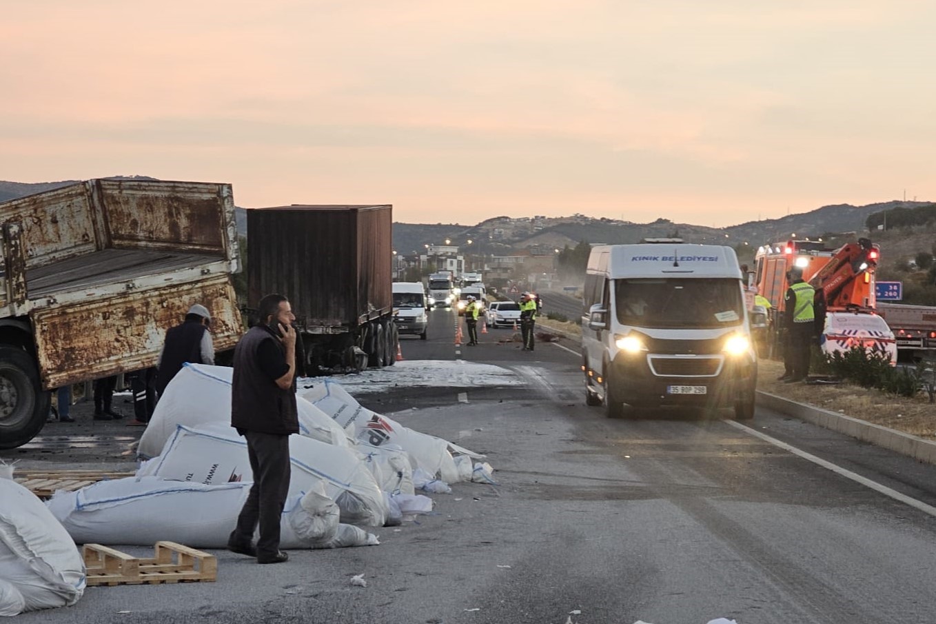 İzmir'de Feci Kaza Önce Ata Sonra Tıra Çarptı, Yanan Araçtan Sağ Çıkamadı (3)