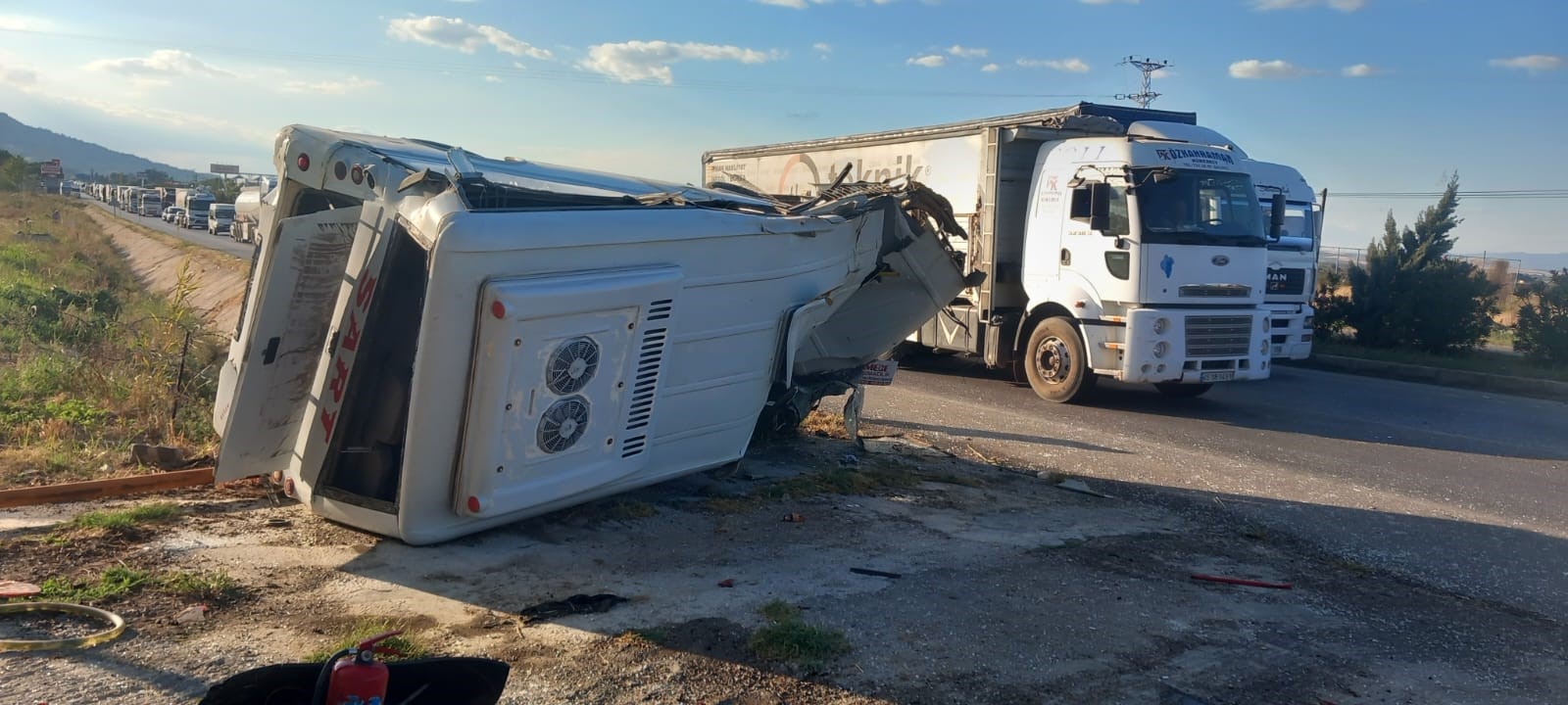 Manisa'da Feci Kaza Minibüs Havaya Uçtu (2)