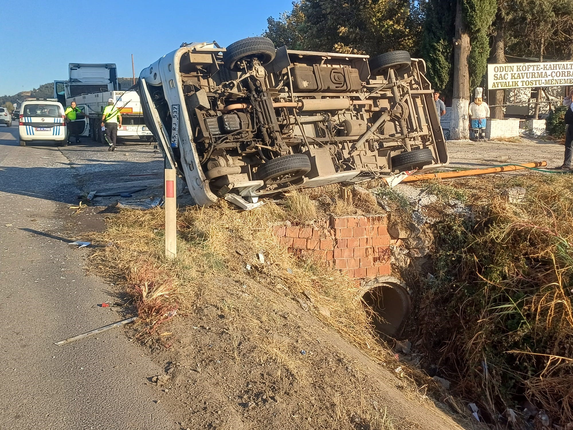 Manisa'da Feci Kaza Minibüs Havaya Uçtu (3)