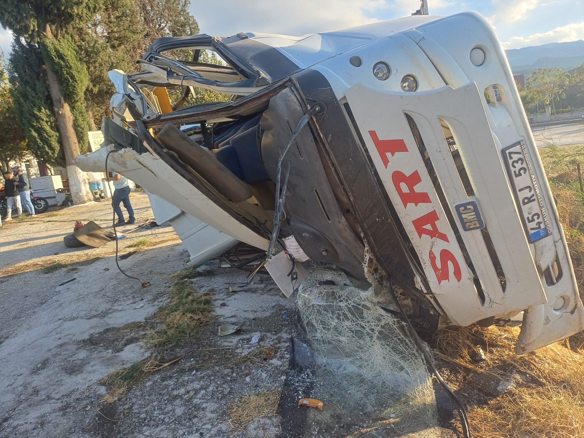 Manisa'da Feci Kaza Minibüs Havaya Uçtu (5)