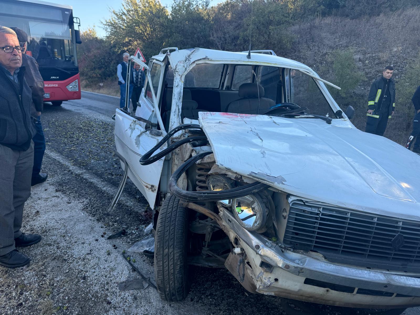 Akhisar'da Feci Kaza! Otomobil Traktöre Çarptı, Yaralılar Var (1)