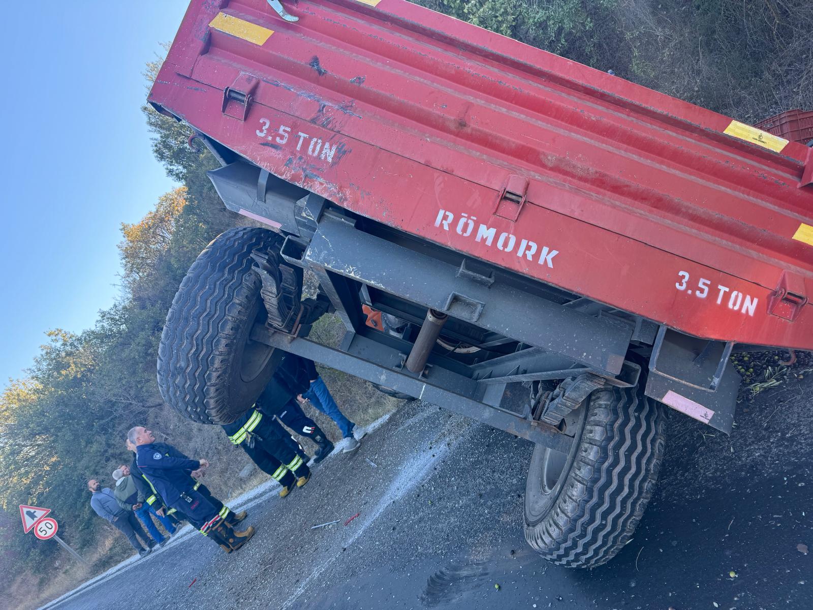 Akhisar'da Feci Kaza! Otomobil Traktöre Çarptı, Yaralılar Var (2)