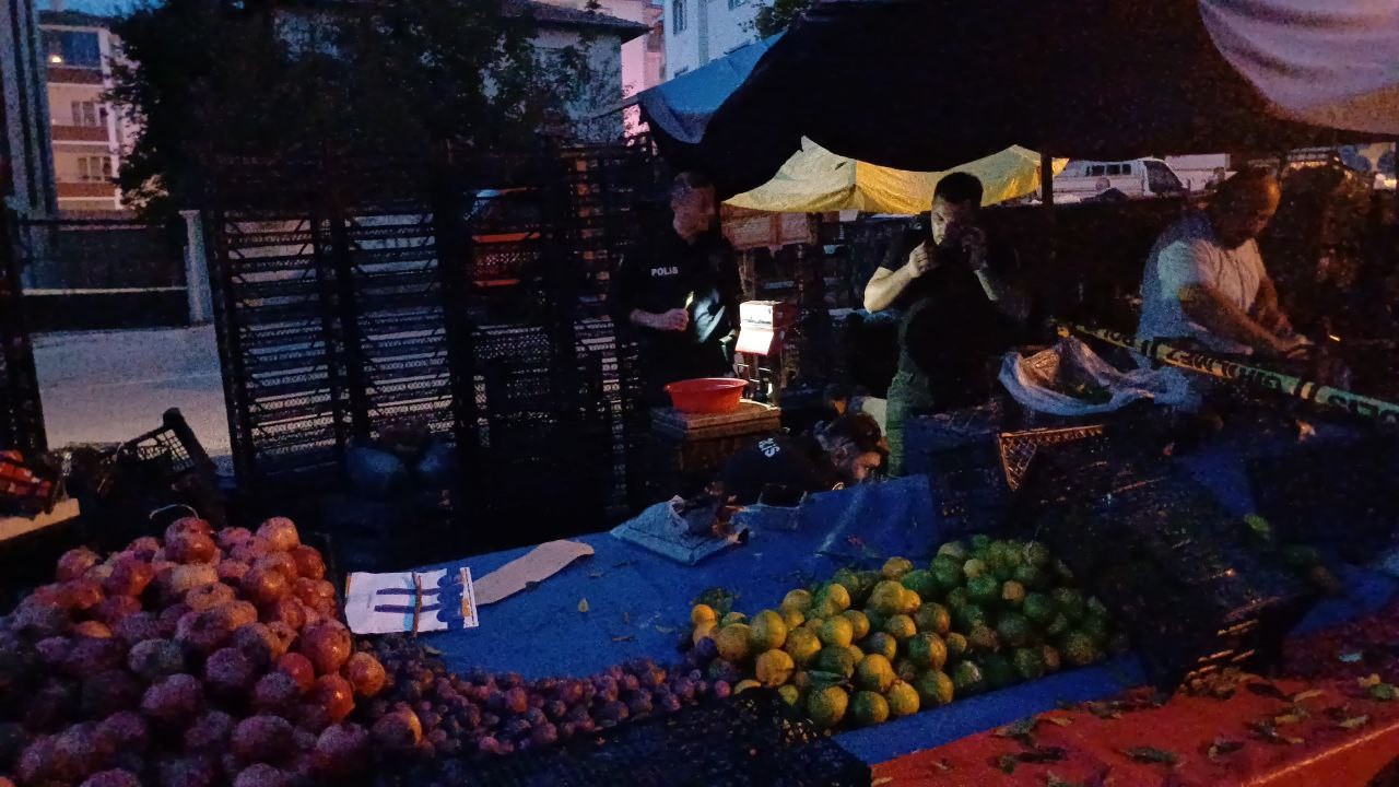 Aralarında Husumet Bulunan Pazarcıyı Tezgahı Başında Vurdu (2)