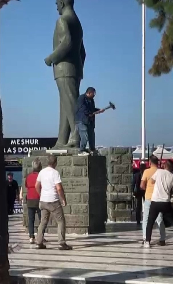 Atatürk anıtına balyozla saldırdı! Manisa'da tedavi gördüğü öğrenildi