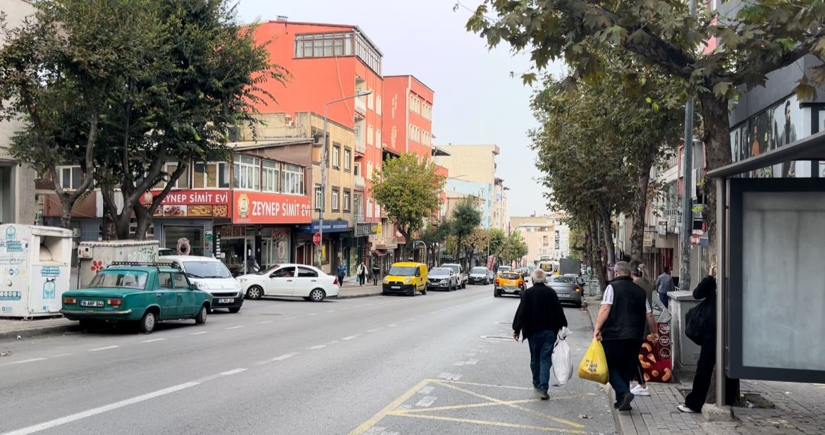 Belediye Otobüsünün Çarpmasıyla Savrulan Gelin Ve Kayınpeder Sağlık Ekiplerince Hastaneye Kaldırıldı (5)