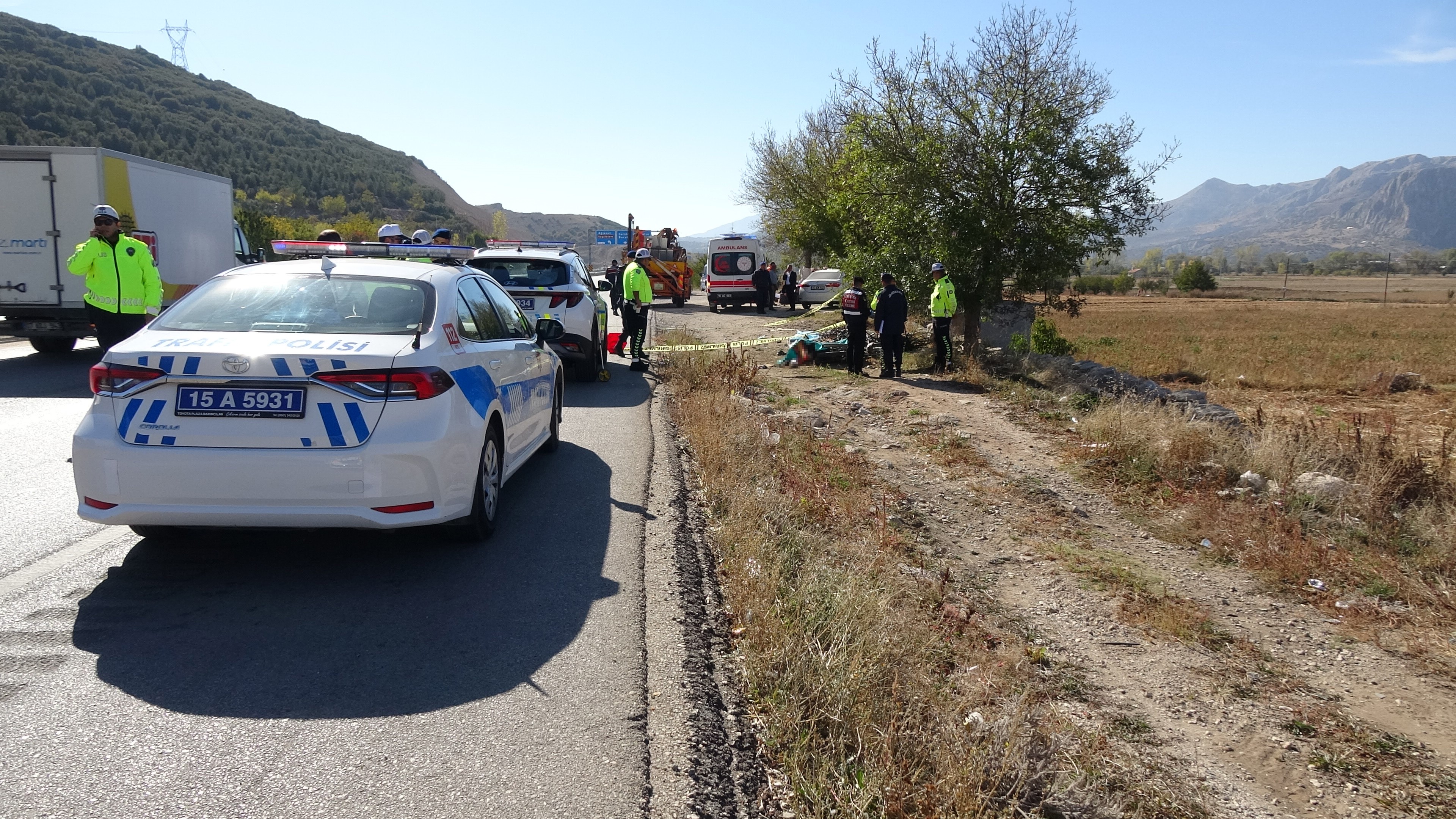 Burdur Antalya Karayolunda Kediye Çarptıktan Sonra Kontrolü Kaybederek Şarampole Düşen Ve Hayatını Kaybeden (2)