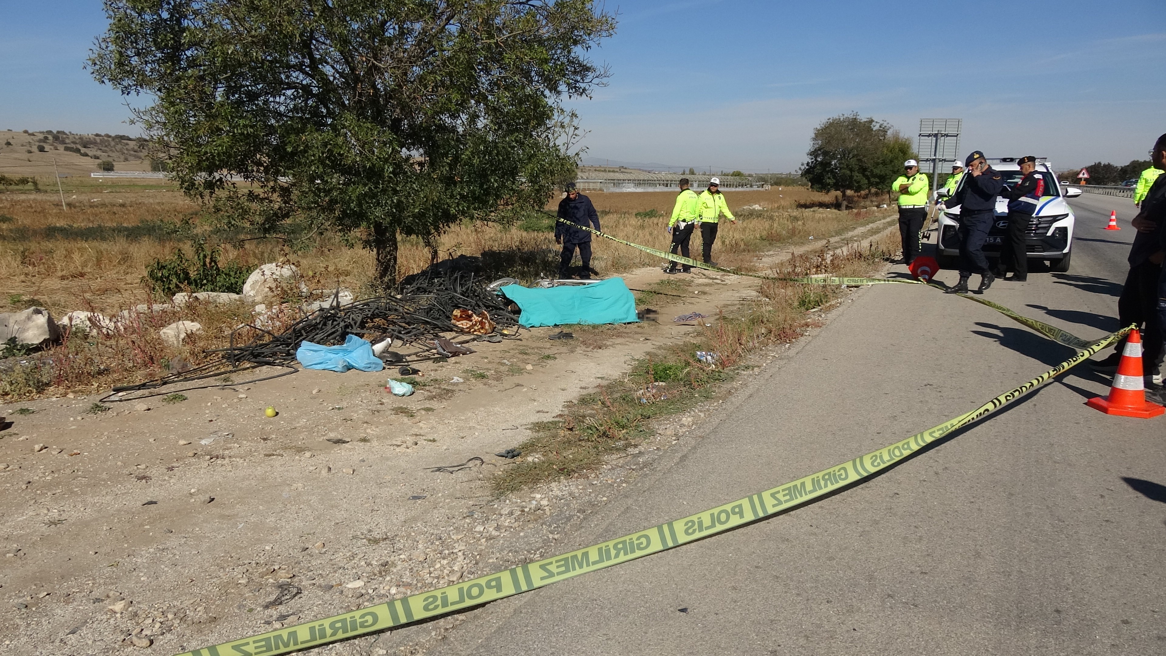 Burdur Antalya Karayolunda Kediye Çarptıktan Sonra Kontrolü Kaybederek Şarampole Düşen Ve Hayatını Kaybeden (4)