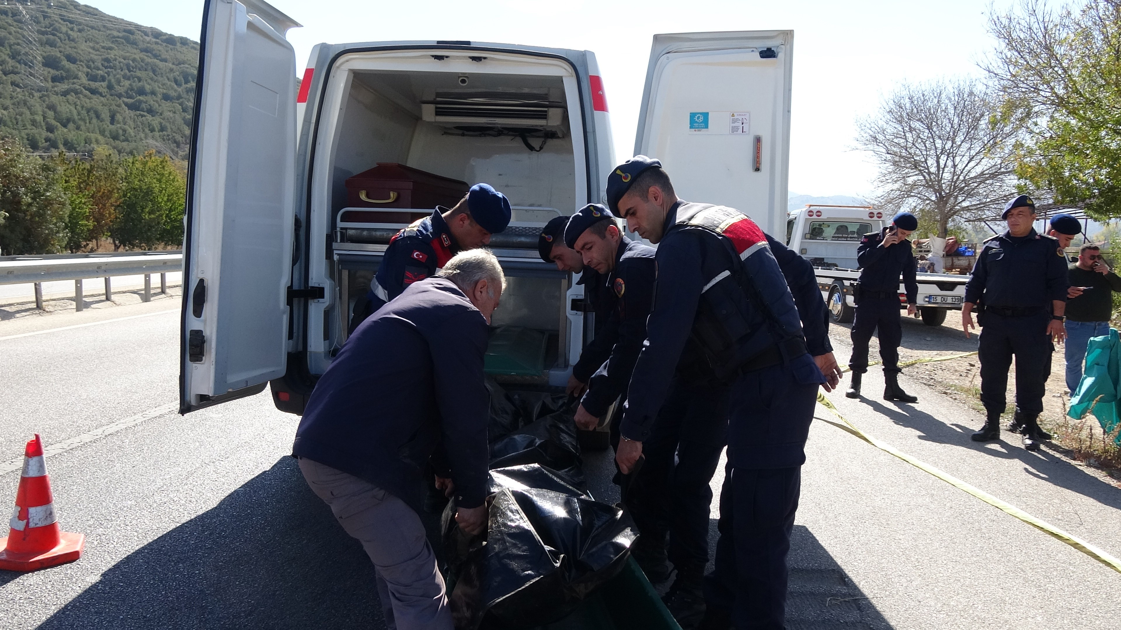 Burdur Antalya Karayolunda Kediye Çarptıktan Sonra Kontrolü Kaybederek Şarampole Düşen Ve Hayatını Kaybeden (6)