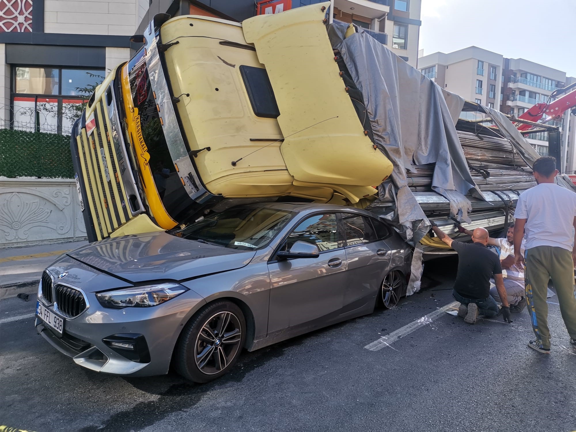 İzmir'de Tır Dehşeti 2 Aracı Ezdi (4)