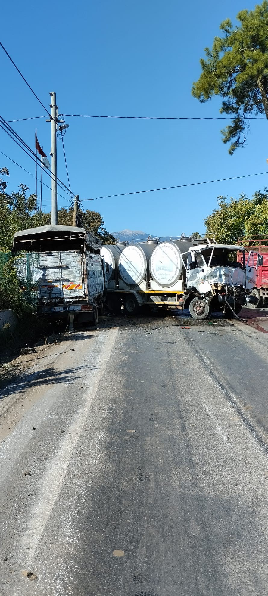 Kamyonlar Kafa Kafaya Çarpıştı Yaralılar Var (1)