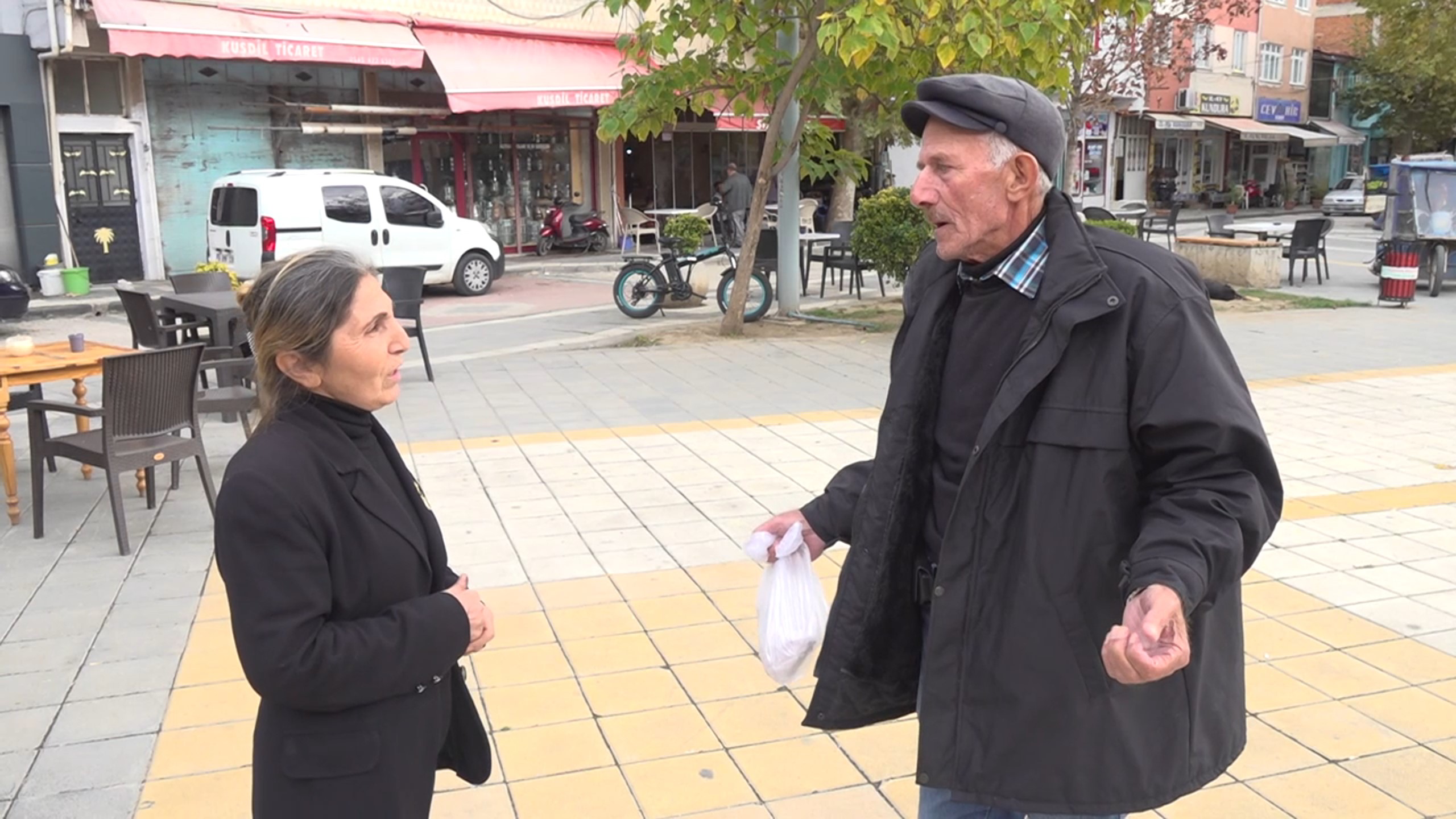 Kimsesi Kalmayınca ‘Huzurevine Yerleş' Tavsiyelerine Aldırmayan Kadın, Muhtar Seçildiği Mahallesine Huzur Getirdi (1)-1