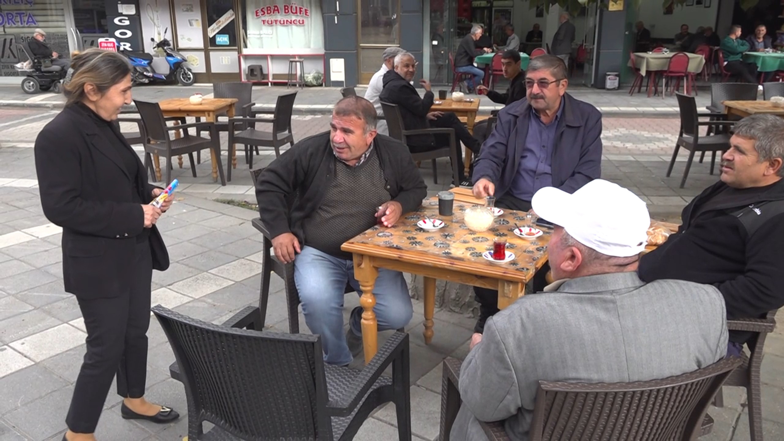 Kimsesi Kalmayınca ‘Huzurevine Yerleş' Tavsiyelerine Aldırmayan Kadın, Muhtar Seçildiği Mahallesine Huzur Getirdi (4)