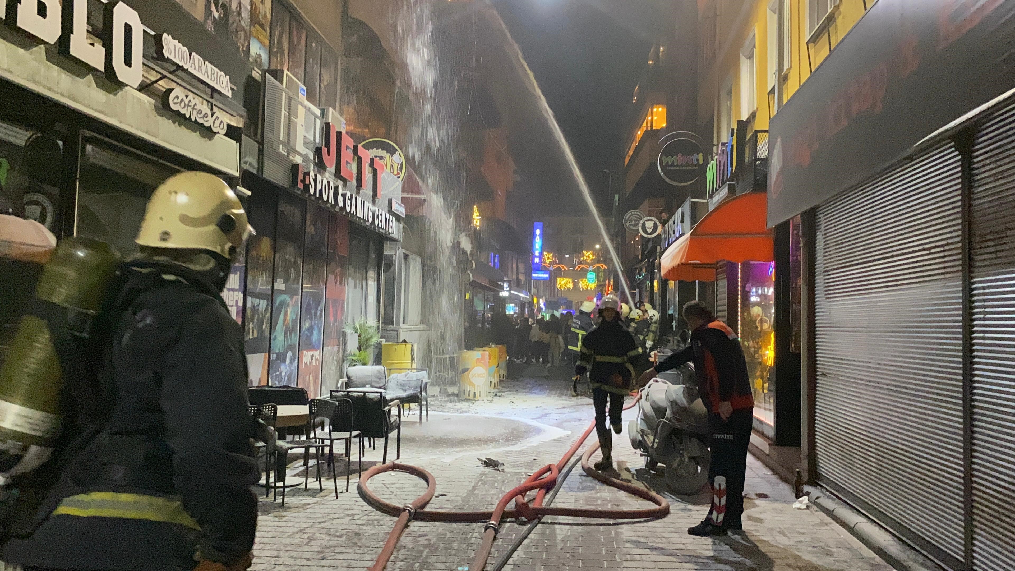 Korkutan Yangın 5 Katlı Eğlence Merkezi Alev Alev Yandı (4)