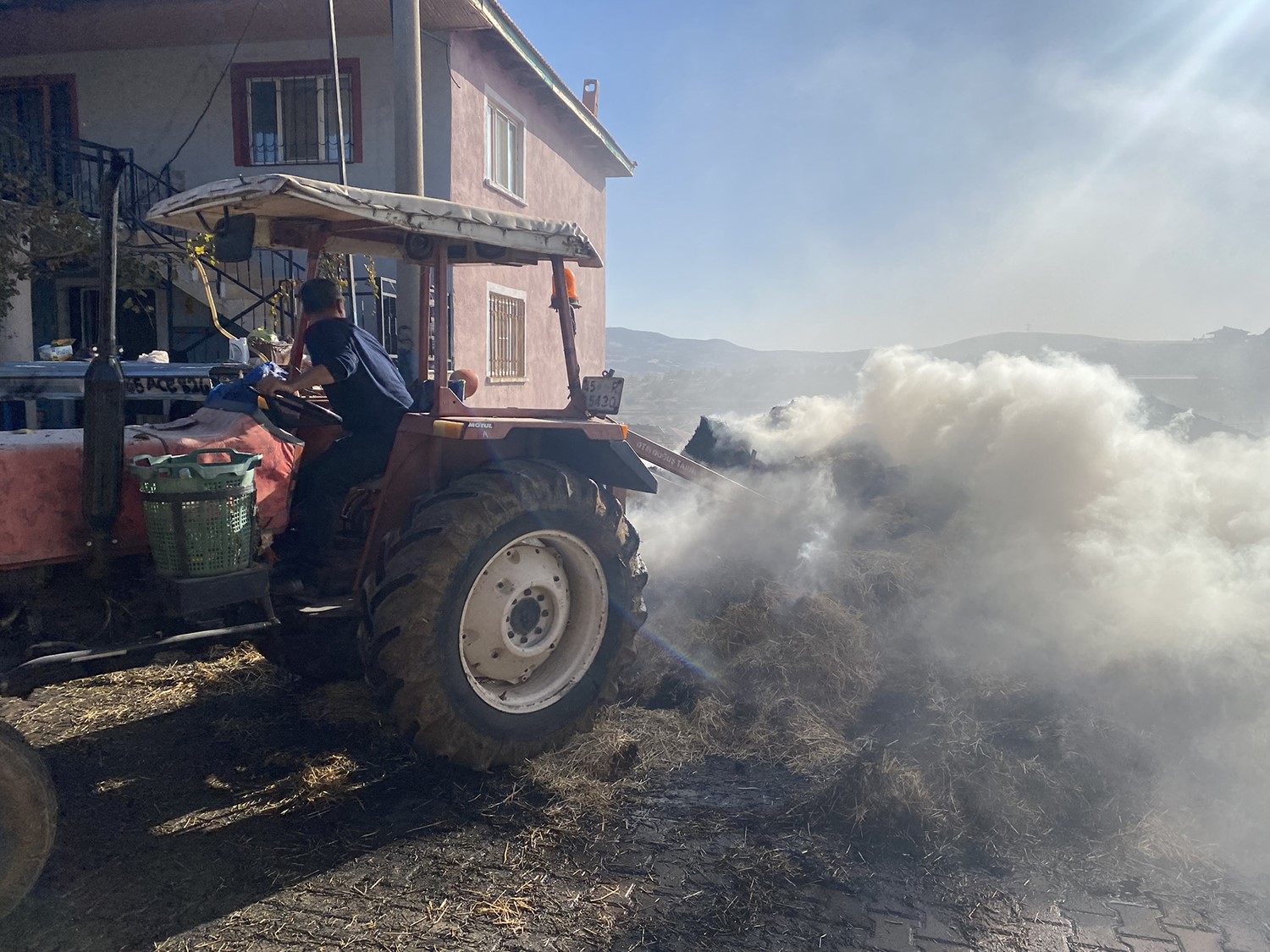 Kula’da Saman Yangını Korkuttu (1)