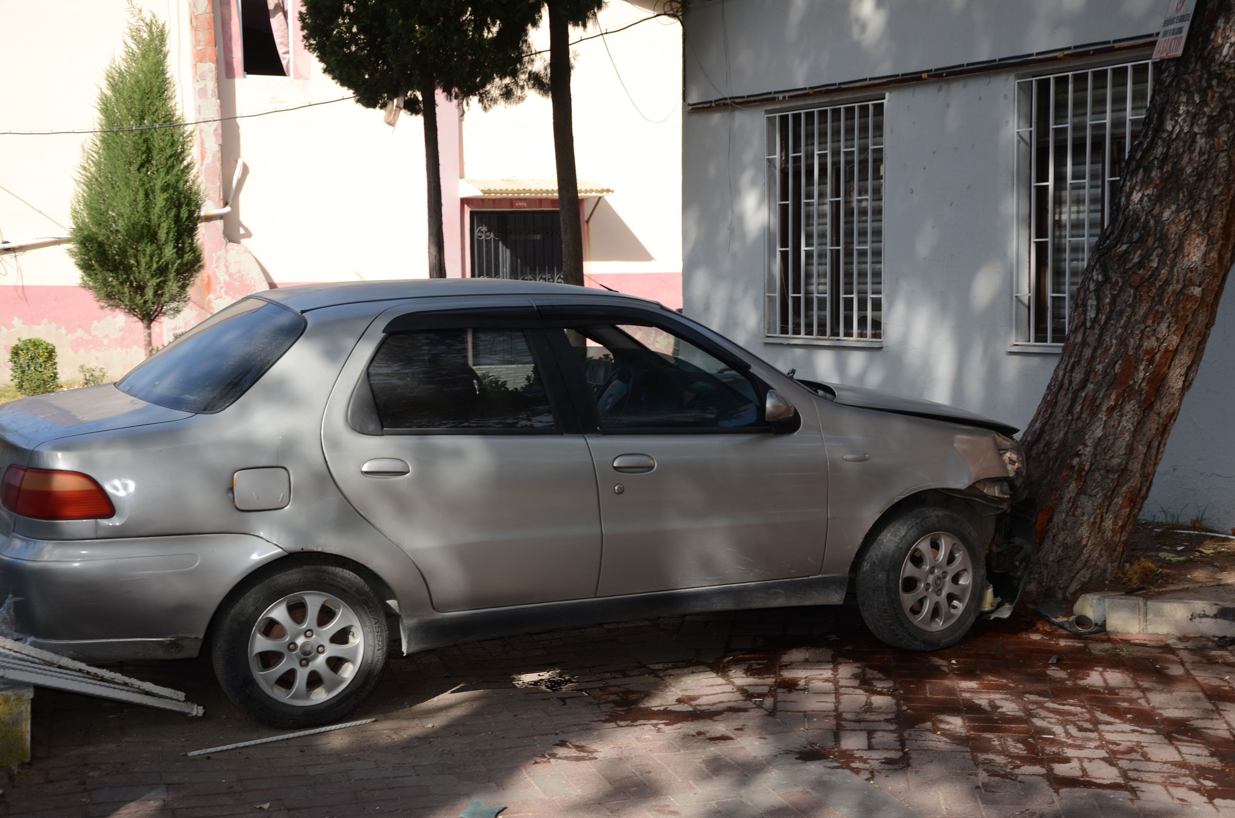 Manisa'da Otomobil Belediye Parkına Uçtu (1)-1