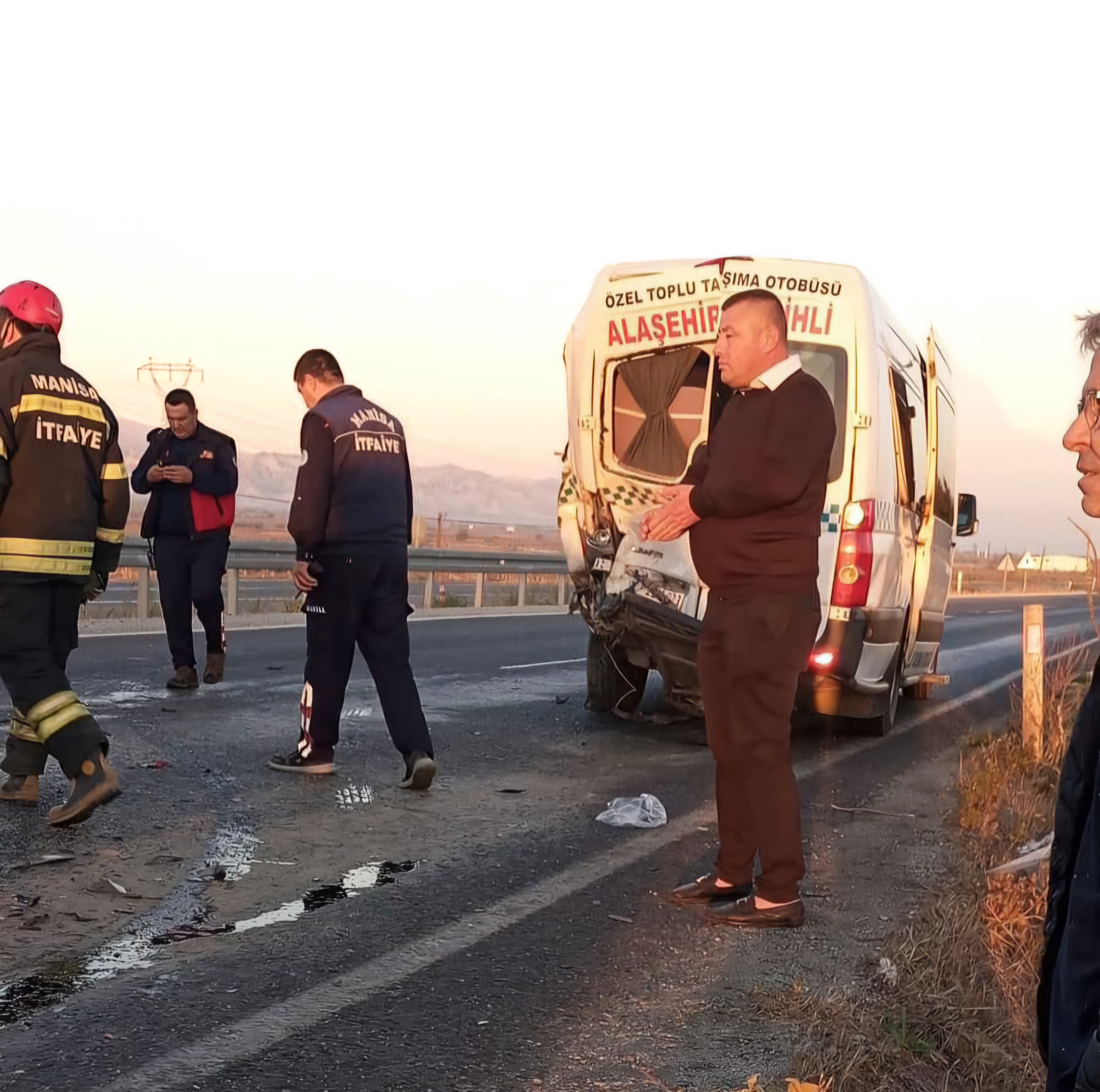 Manisa'da Yolcu Otomobil Minibüse Çarptı 7 Yaralı (1)