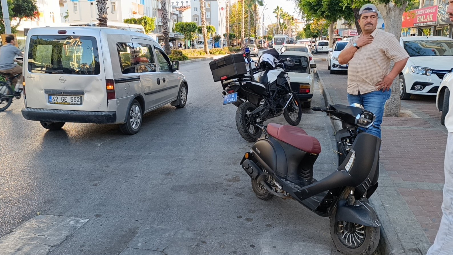 Önünde Giden Kamyonete Arkadan Çarptı O Anlar Güvenlik Kamerasında (2)