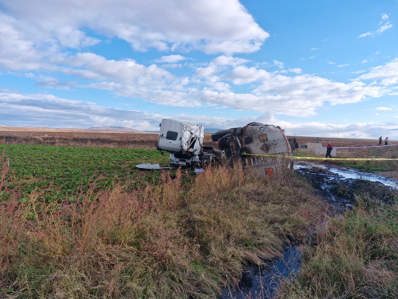 Tarım Işçilerini Taşıyan Minibüs Ile Tanker Çarpıştı 1 Ölü, 17 Yaralı (6)