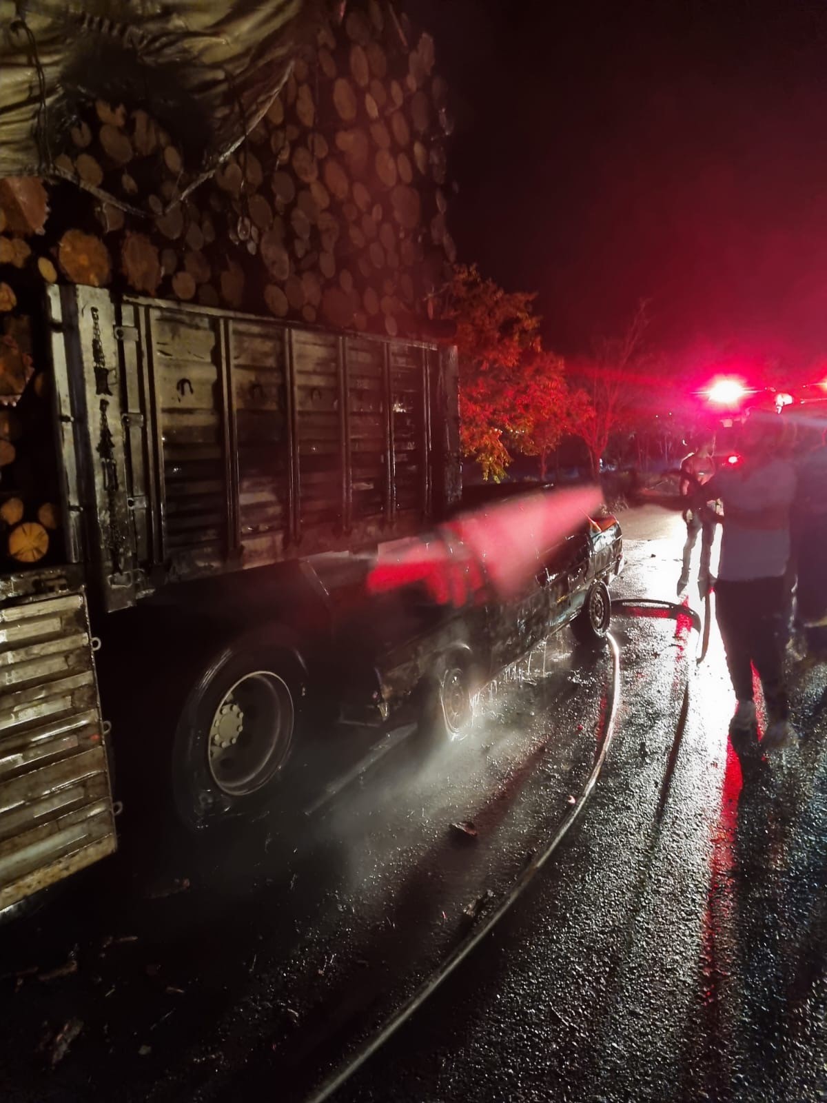 Tomruk Yüklü Tıra Çarpan Otomobil Alev Alev Yandı (2)