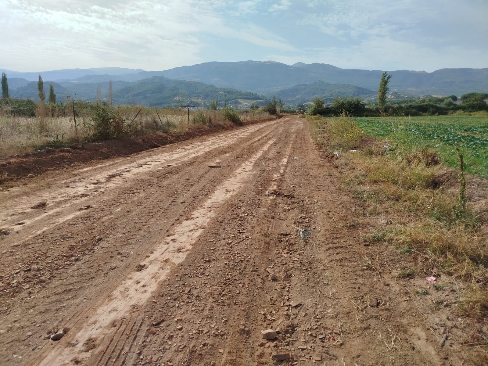 Salihli’de Caferbey Mahallesinin Yolları Genişletildi  (1)