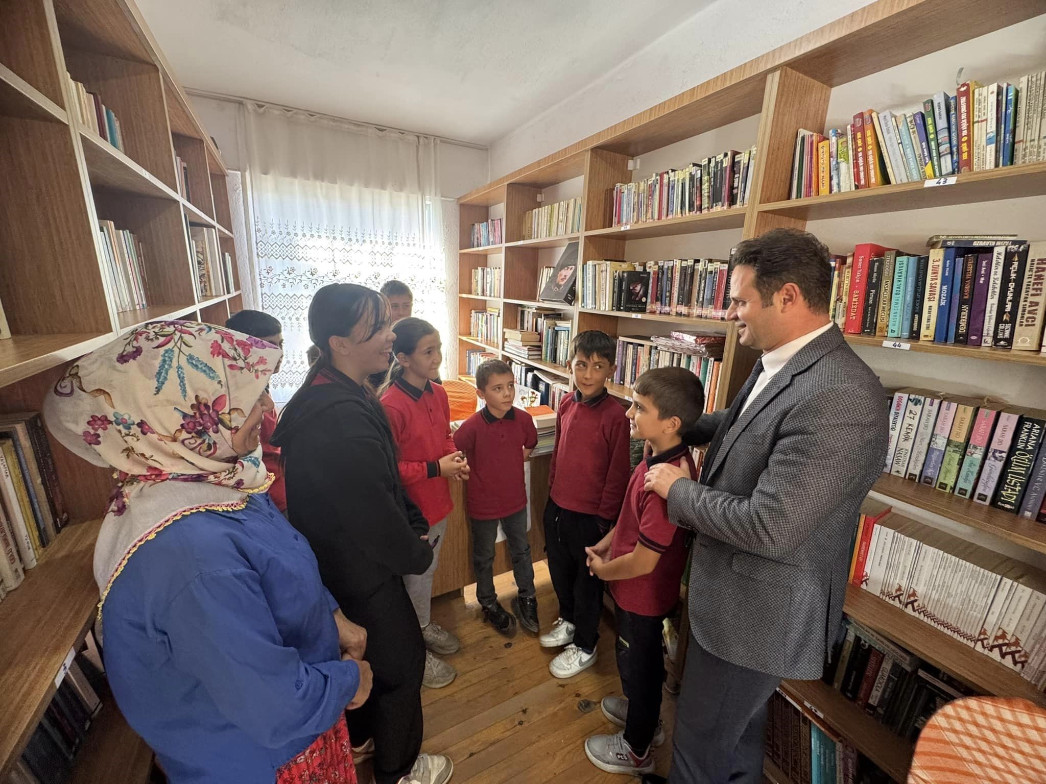 Çocukluk Hayalini Gerçeğe Dönüştürdü, Öğrencilere Kitap Sevgisini Aşılıyor (3)