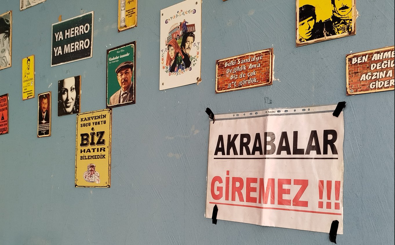 Bedavacı akrabalara isyan etti, dükkanına 'Akrabalar giremez' pankartı astı