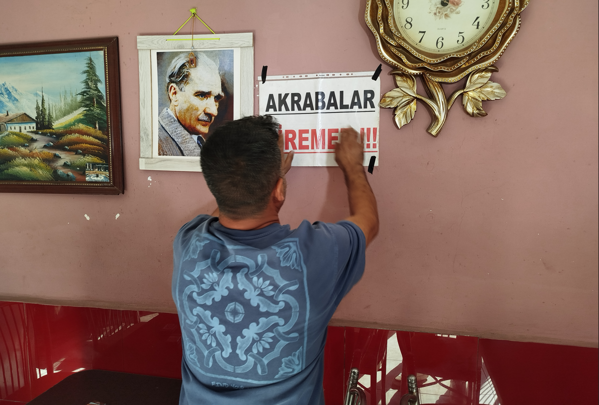 Bedavacı akrabalara isyan etti, dükkanına 'Akrabalar giremez' pankartı astı