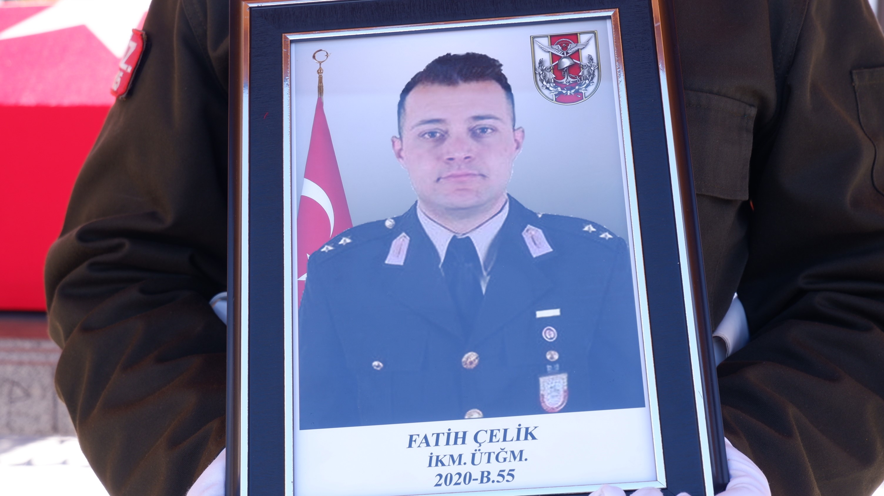 Şehit Üsteğmen Fatih Çelik Gözyaşlarıyla Uğurlandı (6)